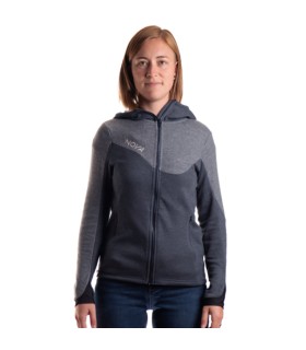 Femme portant la veste Pilot's Hoodie de la marque Nova