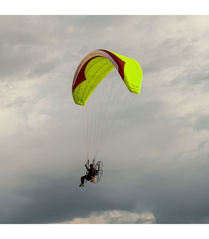 Paramotor wing in the air Carve 2 elbow lime Gin