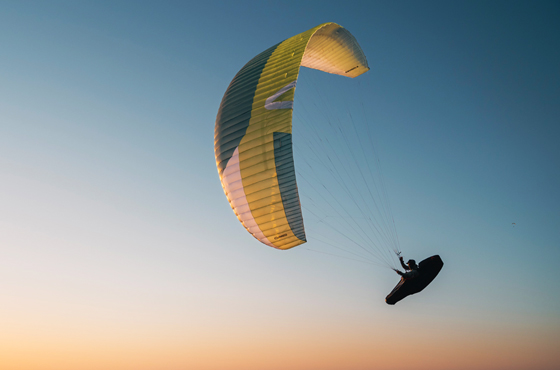 progresser avec une aile de parapente En B