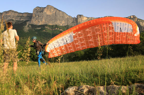 pratiquer le marche et vol avec une voile de parapente montagne 
