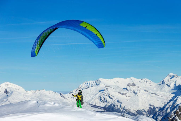 Voile monosurface Skin 3P Niviuk sur montagne enneigé